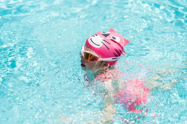 Niña Copa Natación Rosa Gafas Nadando Piscina Aire Libre Verano — Foto de Stock