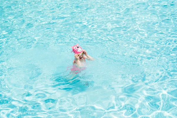 Liten Flicka Rosa Simma Kopp Och Glasögon Simma Utomhuspoolen Sommaren — Stockfoto