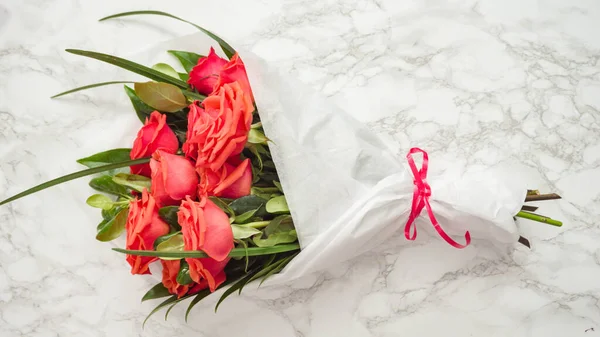 平置きだ 赤いバラを美しい花束に包み込む花屋 — ストック写真