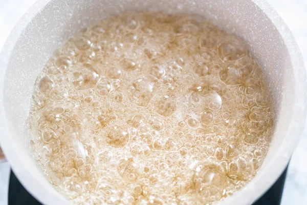 Sucre Caramélisant Dans Une Casserole Pour Faire Des Sucettes Maison — Photo