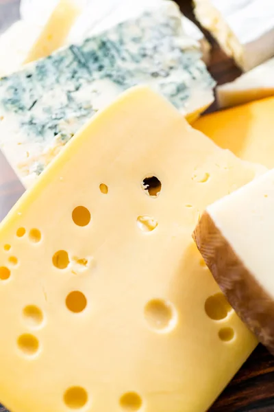 Koyu Ahşap Arka Planda Büyük Gurme Peynir Dilimleri Var — Stok fotoğraf