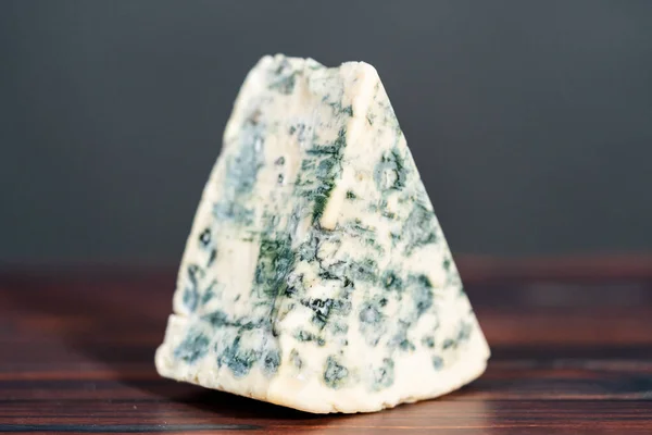 Koyu Ahşap Arka Planda Büyük Bir Dilim Mavi Peynir — Stok fotoğraf