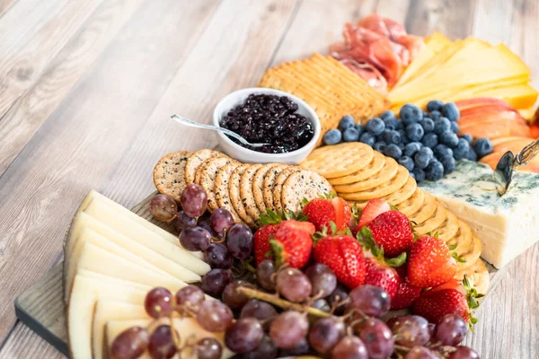 Gourmet Cheese Crackers Fruit Wood Cutting Board Served Appetizer — Stock Photo, Image