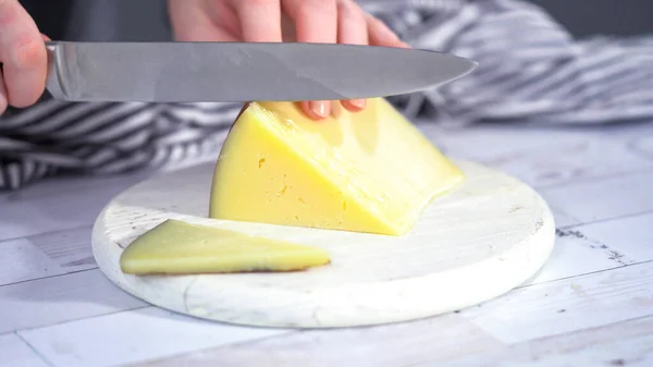 Passo Dopo Passo Affettare Formaggio Gourmet Tagliere Bianco Con Coltello — Foto Stock