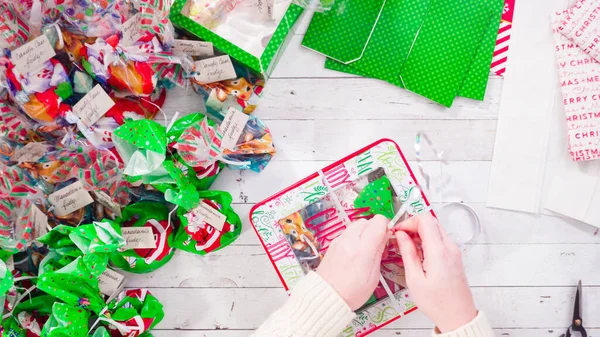 平置きだ 一歩ずつ 手作りのファッジとクッキーをクリスマスギフトボックスにパッケージ化する — ストック写真