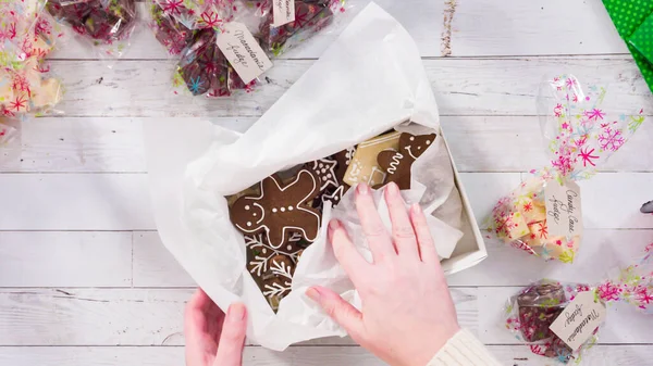 Acostado Paso Paso Embalaje Dulces Caseros Galletas Una Caja Regalo — Foto de Stock