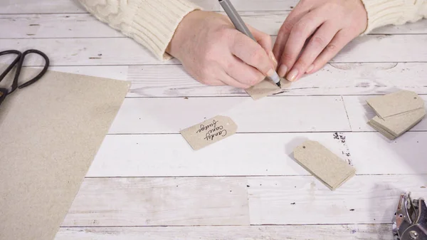 Paso Paso Etiquetado Etiquetas Regalo Papel Marrón Con Marcador Negro — Foto de Stock