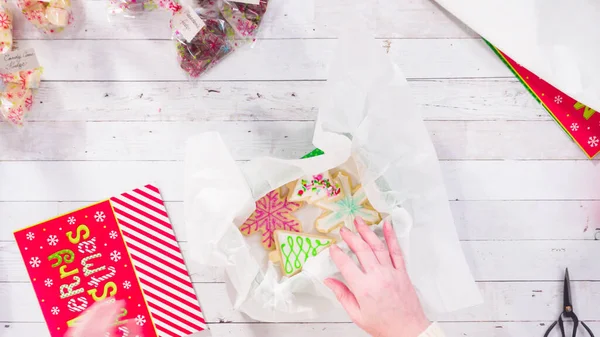 Acostado Paso Paso Embalaje Dulces Caseros Galletas Una Caja Regalo —  Fotos de Stock