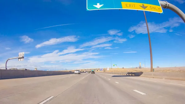 Rijden Een Snelweg Voorsteden Van Amerika — Stockfoto