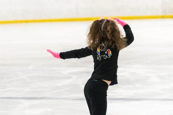 Ragazzina Pratica Pattinaggio Artistico Muove Sulla Pista Pattinaggio Coperta — Foto Stock