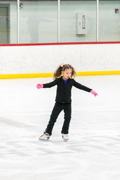 Kleines Mädchen Übt Eiskunstlauf Auf Der Eishalle — Stockfoto