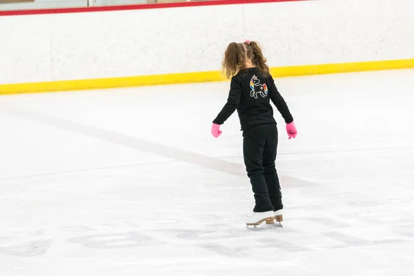 Menina Praticando Patinação Artística Move Pista Gelo Interior — Fotografia de Stock