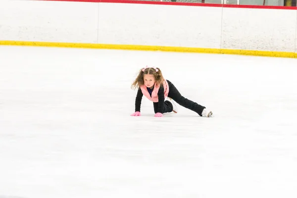 Menina Praticando Patinação Artística Move Pista Gelo Interior — Fotografia de Stock