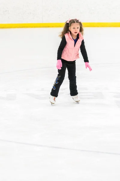 Küçük Kız Buz Pistinde Artistik Patinaj Yapıyor — Stok fotoğraf