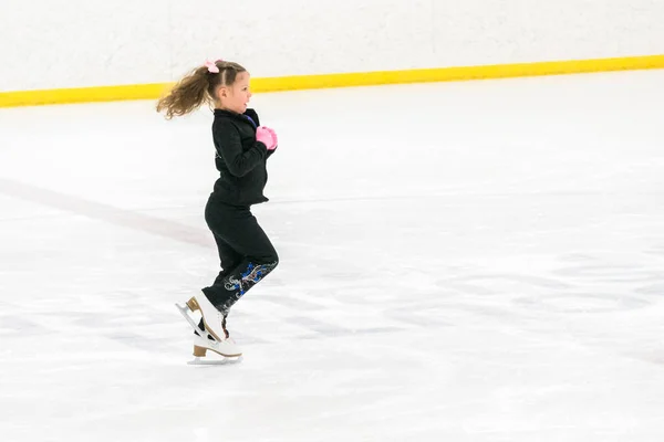 Menina Praticando Patinação Artística Move Pista Gelo Interior — Fotografia de Stock