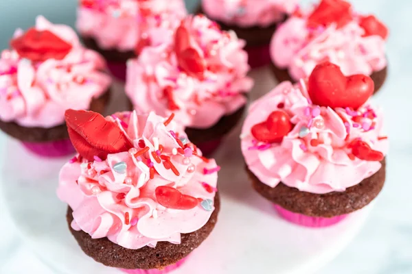 Rød Fløyel Muffins Med Rosa Italiensk Smørkremglasur Dekorert Med Hjerte – stockfoto