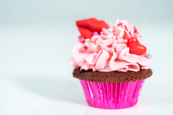 Red Velvet Cupcakes Pink Italian Buttercream Frosting Decorates Heart Kiss — Stock Photo, Image