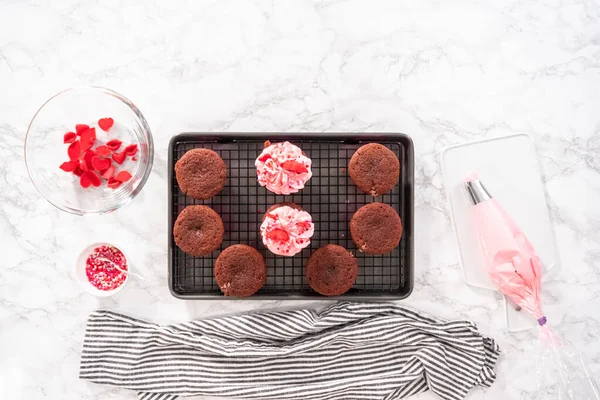 Plat Gelegd Glazuur Rood Fluwelen Cupcakes Met Roze Italiaanse Boterroom — Stockfoto