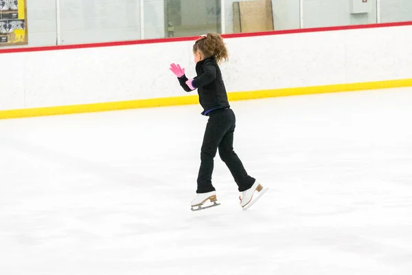 Pequena Patinadora Praticando Seus Elementos Prática Patinação Artística Matinal — Fotografia de Stock