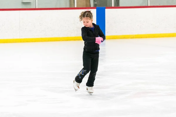 Pequeña Patinadora Practicando Sus Elementos Práctica Patinaje Artístico Matutino — Foto de Stock