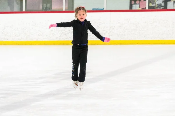 朝のフィギュアスケート練習で彼女の要素を練習小さなスケーター — ストック写真