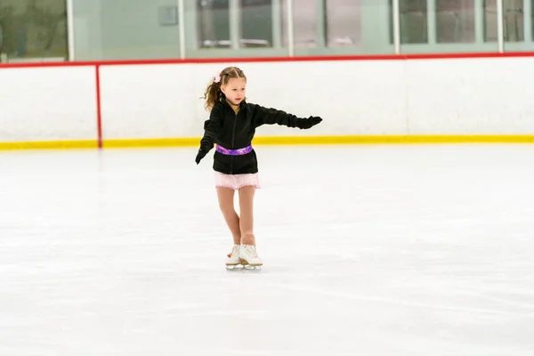 Küçük Kız Buz Pateni Pistinde Artistik Patinaj Yapıyor — Stok fotoğraf