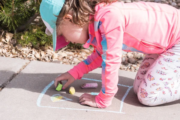 Klein Meisje Spelen Met Krijt Een Oprit Voorkant Van Het — Stockfoto