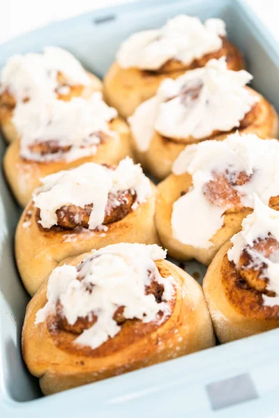 Vers Gebakken Kaneelbroodjes Met Witte Glazuur Een Blauwe Bakvorm — Stockfoto