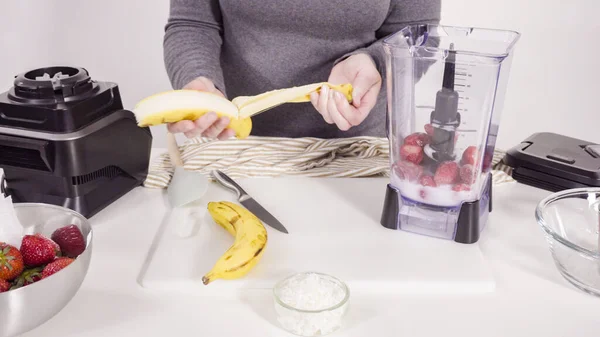 Aardbeien Bananensmoothie Bereiden Keukenblender — Stockfoto