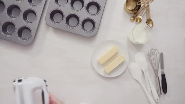 Plat Gelegd Decoratie Vanille Cupcakes Met Een Witte Slagroom Glazuur — Stockvideo