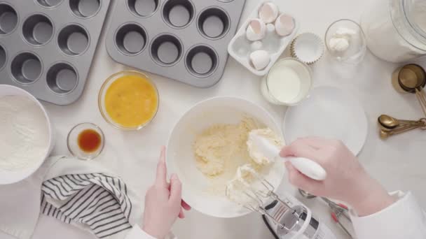 Lapos Fekvés Vanília Muffinok Díszítése Fehér Vajkrém Cukormázzal Nyuszifülekkel Húsvétkor — Stock videók