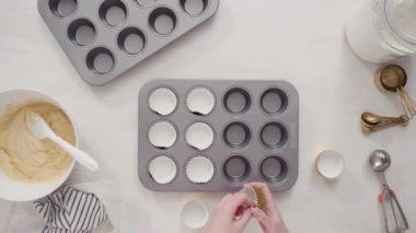 Düz yatıyordu. Paskalya için beyaz kremalı ve tavşan kulaklı vanilyalı kekler..