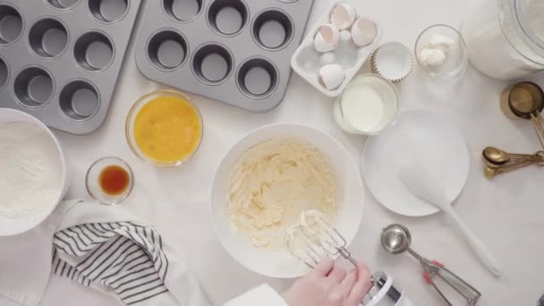 Plat Gelegd Decoratie Vanille Cupcakes Met Een Witte Slagroom Glazuur — Stockvideo