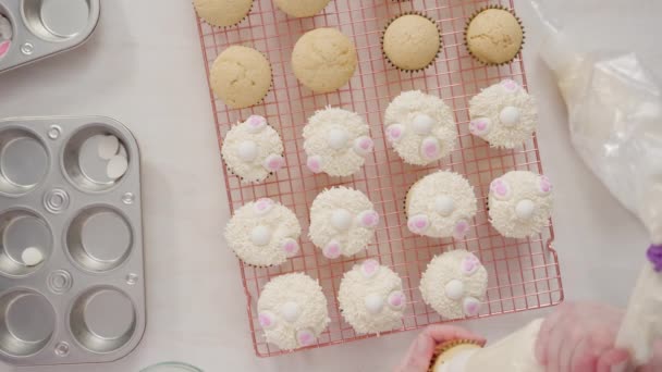 Acostado Decoración Cupcakes Vainilla Con Glaseado Mantequilla Blanca Orejas Conejo — Vídeos de Stock