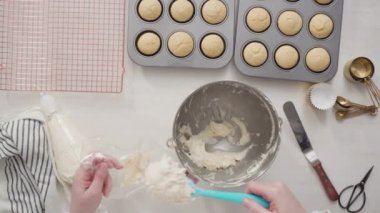 Düz yatıyordu. Paskalya için beyaz kremalı ve tavşan kulaklı vanilyalı kekler..