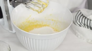 Düz yatıyordu. Paskalya için beyaz kremalı ve tavşan kulaklı vanilyalı kekler..
