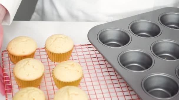 Pose Plate Décorer Des Cupcakes Vanille Avec Glaçage Blanc Crème — Video