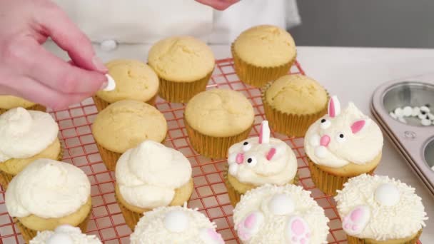 Berbaringlah Menghias Cupcakes Vanili Dengan Buttercream Icing Putih Dan Telinga — Stok Video