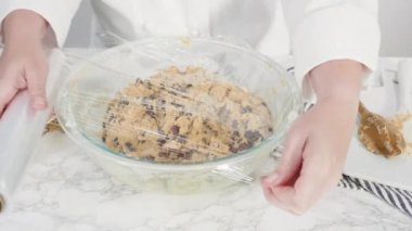 Çikolatalı kurabiye yapıyorum..