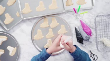 Düz yatıyordu. Artistik patinaj şeklinde şeker kurabiyeleri süslüyorlar..