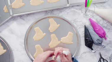 Düz yatıyordu. Artistik patinaj şeklinde şeker kurabiyeleri süslüyorlar..