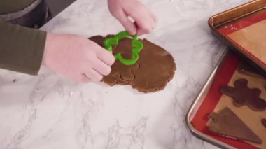 Noel kurabiyeleri pişirmek için şekerli kurabiye hamuru hazırlıyorum..