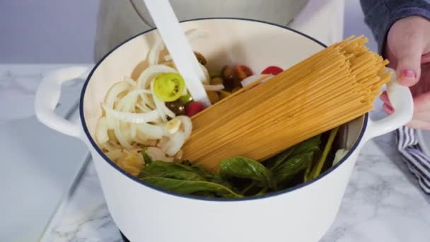 Ingrediënten Vegetarisch Een Pot Pasta Bereiden Geëmailleerde Gietijzeren Nederlands Oven — Stockvideo