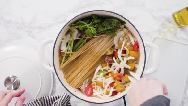 Zutaten Für Vegetarische Pasta Emailliertem Holländischen Gusseisen Ofen — Stockvideo