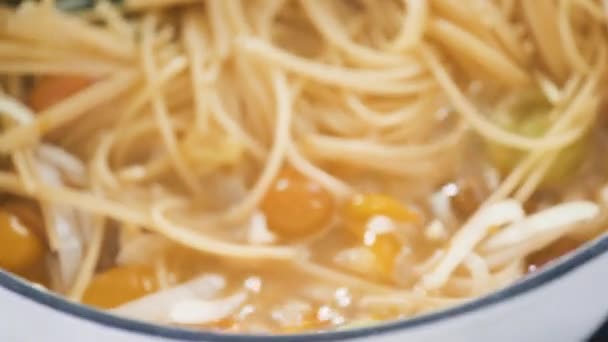 Ingrediënten Vegetarisch Een Pot Pasta Bereiden Geëmailleerde Gietijzeren Nederlands Oven — Stockvideo