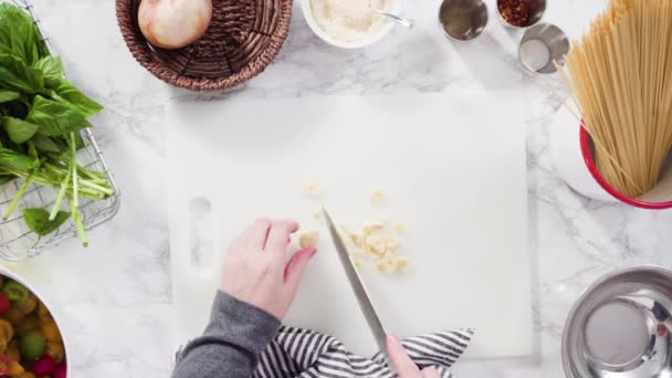 Ingrediënten Vegetarisch Een Pot Pasta Bereiden Geëmailleerde Gietijzeren Nederlands Oven — Stockvideo