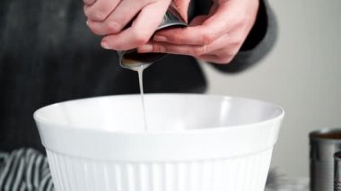 Dökme demir Hollanda fırınında vejetaryen beyaz fasulye çorbası pişirmek.