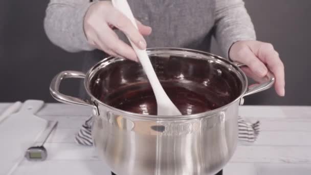 Mescolare Gli Ingredienti Nella Pentola Cottura Fare Semplice Cioccolato Fondente — Video Stock