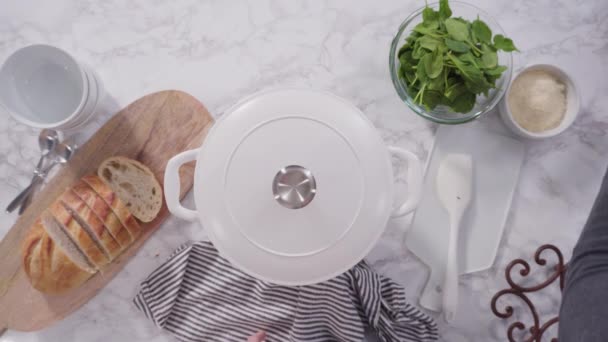 Koken Vegetarische Witte Bonensoep Gietijzeren Hollandse Oven — Stockvideo