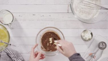 Çikolata ahududu kekleri için ev yapımı çikolatalı ganache hazırlıyorum..